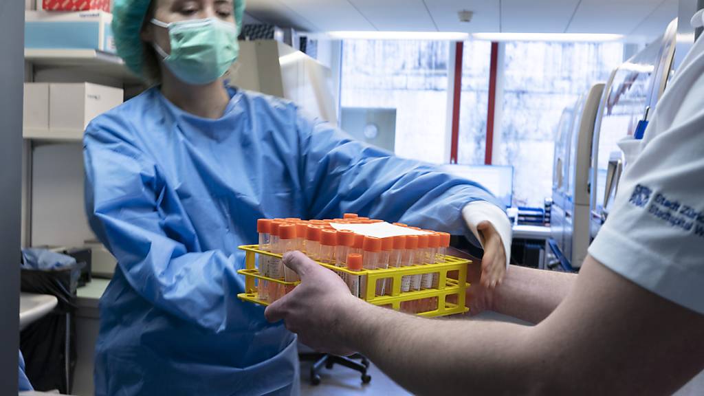 Übergabe von Coronatest-Proben im Zentrallabor des Stadtspital Triemli in Zürich. (Archivbild)