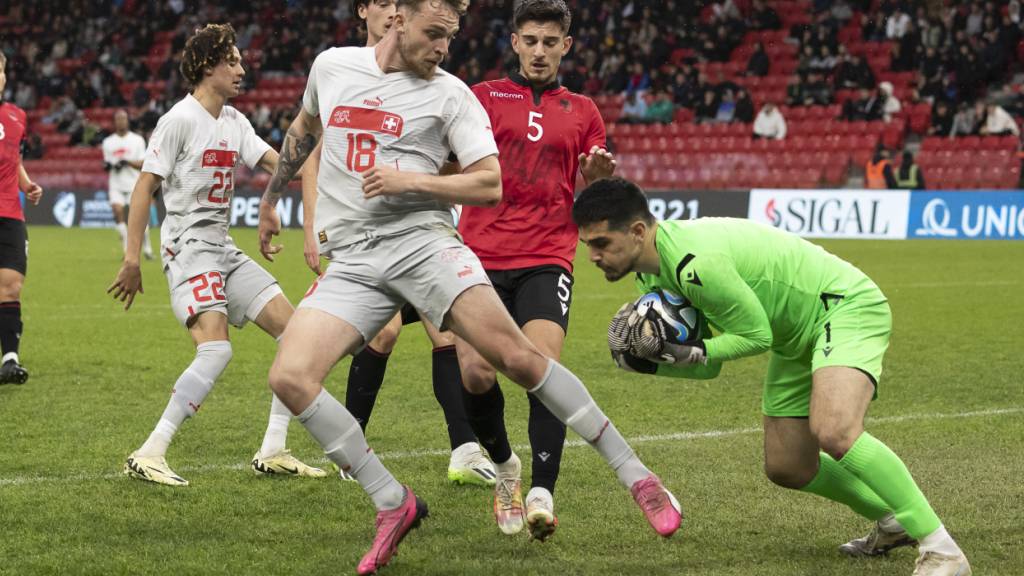 Simon Simoni (rechts) fängt den Ball im Testspiel der U21-Teams von Albanien und der Schweiz