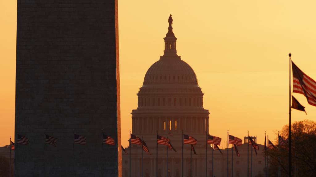 Das Washington Monument und das Kapitol bei Sonnenaufgang.