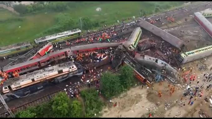 Zugkatastrophe mit über 200 Toten erschüttert Indien
