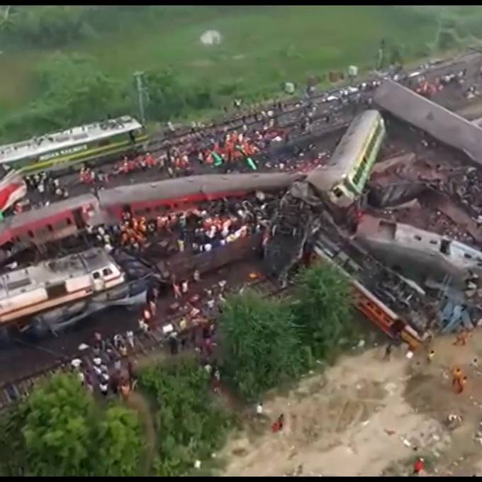 Zugkatastrophe mit über 200 Toten erschüttert Indien