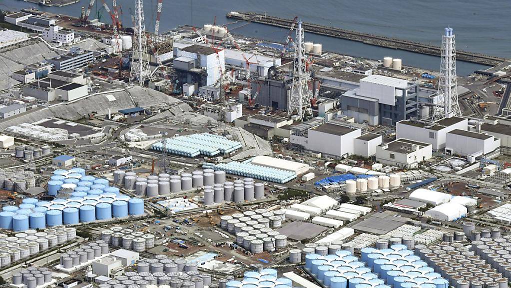 Tanks mit radioaktivem Wasser werden beim zerstörten Atomkraftwerk in Fukushima gelagert. Acht Jahre nach der Reaktorkatastrophe muss Japan noch entscheiden, was mit den Millionen Tonnen von verseuchtem Wasser geschehen soll. (Bild vom September 2017)