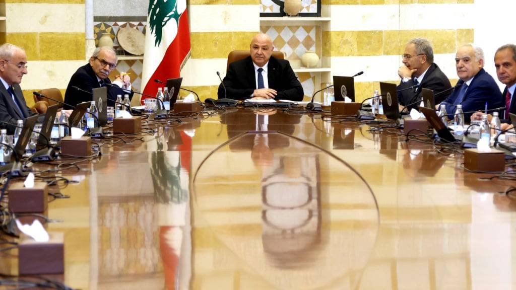 Auf diesem von der Pressestelle des libanesischen Präsidiums veröffentlichten Foto leiten der libanesische Präsident Joseph Aoun (M) und der libanesische Ministerpräsident Nawaf Salam (l, hinten) eine Kabinettssitzung im Präsidentenpalast in Baabda. Foto: -/Pressebüro der libanesischen Präsidentschaft/AP/dpa
