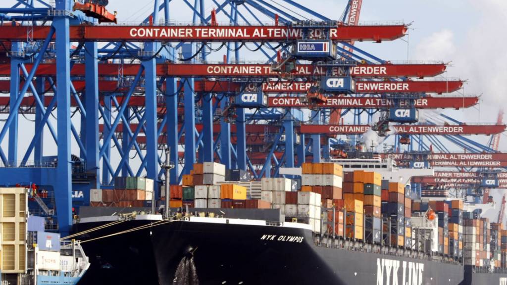 Die Wirtschaft der Eurozone ist im dritten Quartal wieder stark gewachsen - im Bild ein Containerschiff im Hamburger Hafen. (Archivbild)