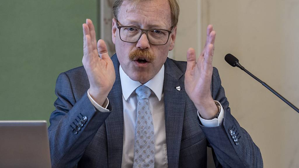 Der Zuger Regierungsrat Andreas Hostettler wurde am Donnerstag im Parlament gerügt. (Archivbild)