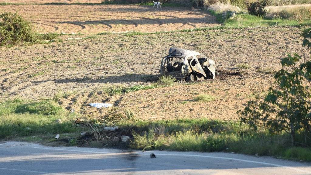 Das zerstörte Auto der Journalistin Galizia nach dem Anschlag. Nun sind auf Malta acht Verdächtige festgenommen worden. (Archiv)