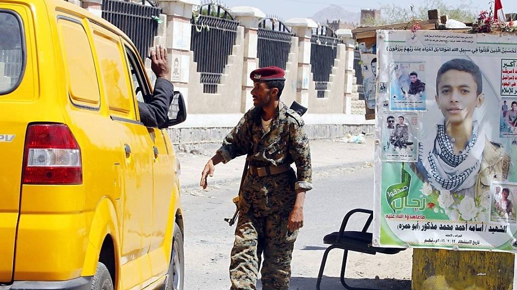 Huthi-Rebellen kontrollieren Fahrzeuge an einer Strassensperre in Sanaa, der Hauptstadt des Jemens.