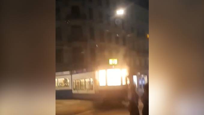 Unbekannter wirft gezündeten Feuerwerkskörper in Tram