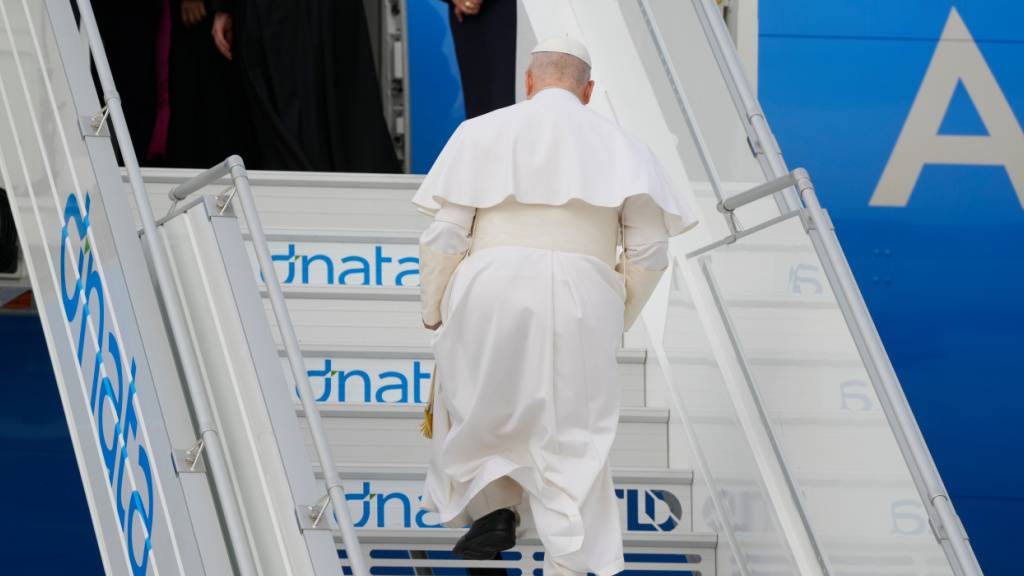 Papst Leo XIV. besteigt das Flugzeug nach Algier. Foto: Gregorio Borgia/AP/dpa