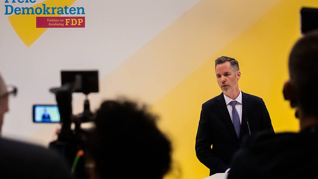 Christian Dürr, Vorsitzender der FDP-Bundestagsfraktion, gibt nach der Entlassung des Bundesfinanzministers Lindner durch den Bundeskanzler ein Pressestatement. Foto: Christoph Soeder/dpa