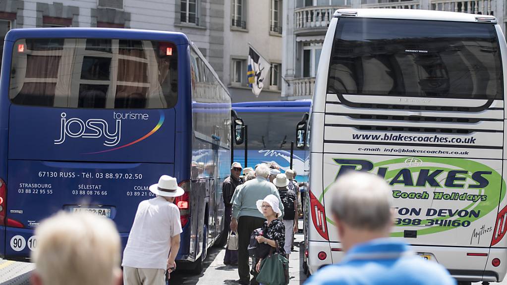 Viele in Luzern stören sich an den Reisebussen, die am Schwanenplatz Gruppenreisende aus- und einsteigen lassen. (Archivaufnahme)