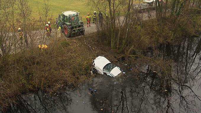 Spektakulärer Unfall: Lenkerin landet samt Auto in Fluss