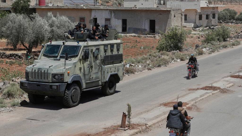Sicherheitskräfte der syrischen Regierung sitzen auf ihrem gepanzerten Fahrzeug in Daraa und bereiten sich darauf vor, in die Provinz Sweida einzudringen, wo es zu Zusammenstößen zwischen drusischen Milizen und sunnitischen Beduinenclans gekommen ist. Foto: Omar Sanadiki/AP/dpa