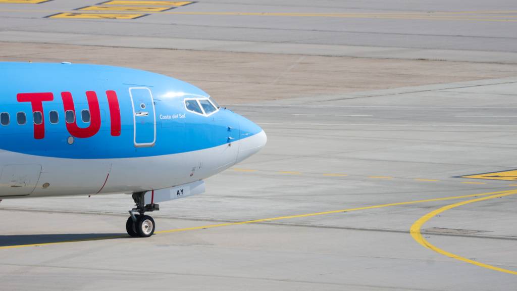 ARCHIV - Eine Boeing 737 MAX 8 der Tuifly rollt auf dem Vorfeld des Stuttgarter Flughafens. Foto: Christoph Schmidt/dpa