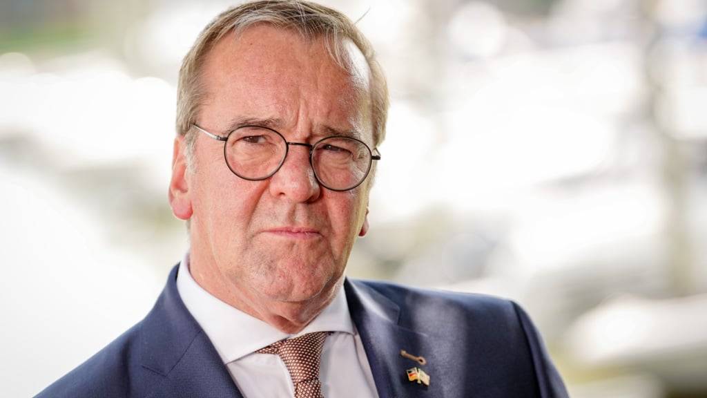 Boris Pistorius (SPD), Bundesminister der Verteidigung, gibt eine Pressekonferenz nach seinem Treffen mit dem US-Verteidigungsminister. Im Mittelpunkt des Treffens stand vor allem die Ausrüstung der ukrainischen Streitkräfte für den weiteren Abwehrkampf gegen Russland - vor allem die Stärkung der Luftabwehr. Aber auch die Aufrüstung der Nato und die US-Truppenstationierung in Deutschland dürften eine Rolle spielen. Foto: Kay Nietfeld/dpa