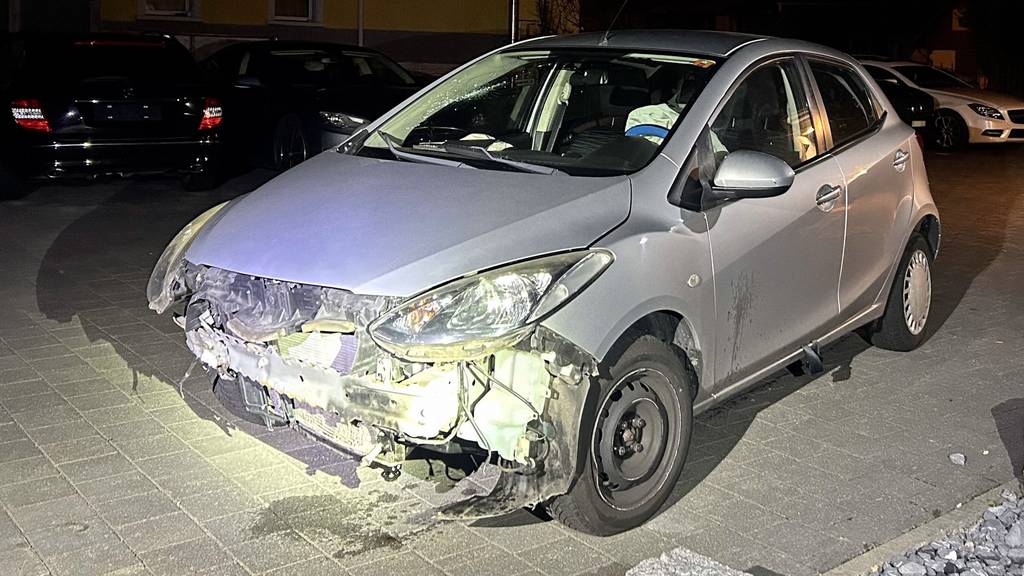 Autofahrer kracht in Mauer und fährt weiter – Polizei spürt ihn wenig später auf