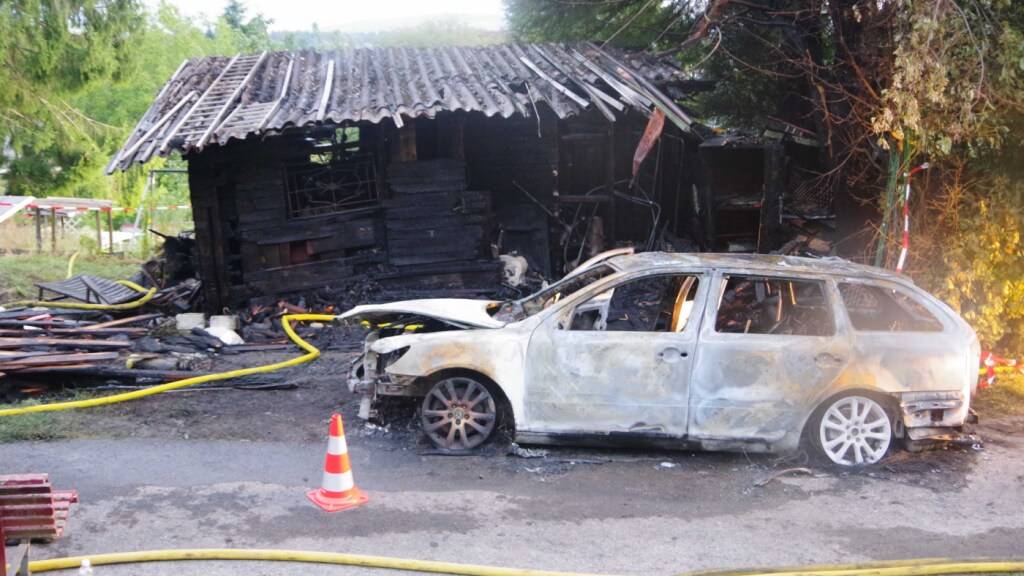Unbekannte zünden gestohlenes Auto in Ebikon LU an