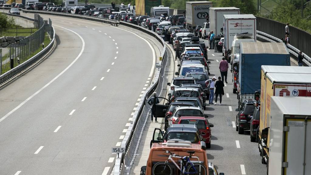 Riesenstau auf der A2 vor dem Gotthard-Nordportal.