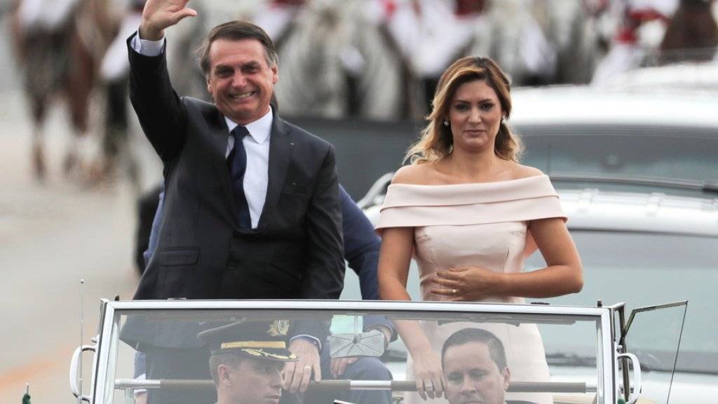 Vor seiner Vereidigung fuhr Brasiliens neuer Präsident Jair Bolsonaro gemeinsam mit seiner Ehefrau Michelle in einem offenen Rolls Royce durch die Hauptstadt Brasilia.