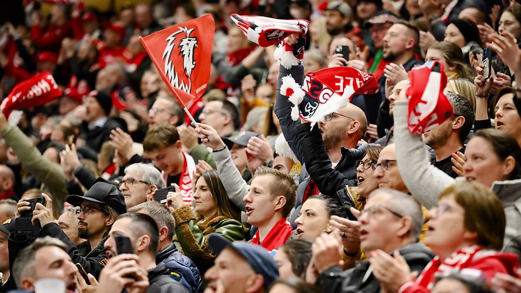 Die Fans der Lausanner jubeln. Ihre Mannschaft meldet sich mit einem Sieg zurück