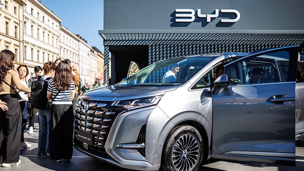 Ein Denza D9 am Stand des chinesischen Herstellers BYD an der Automesse IAA im September 2023 in München.