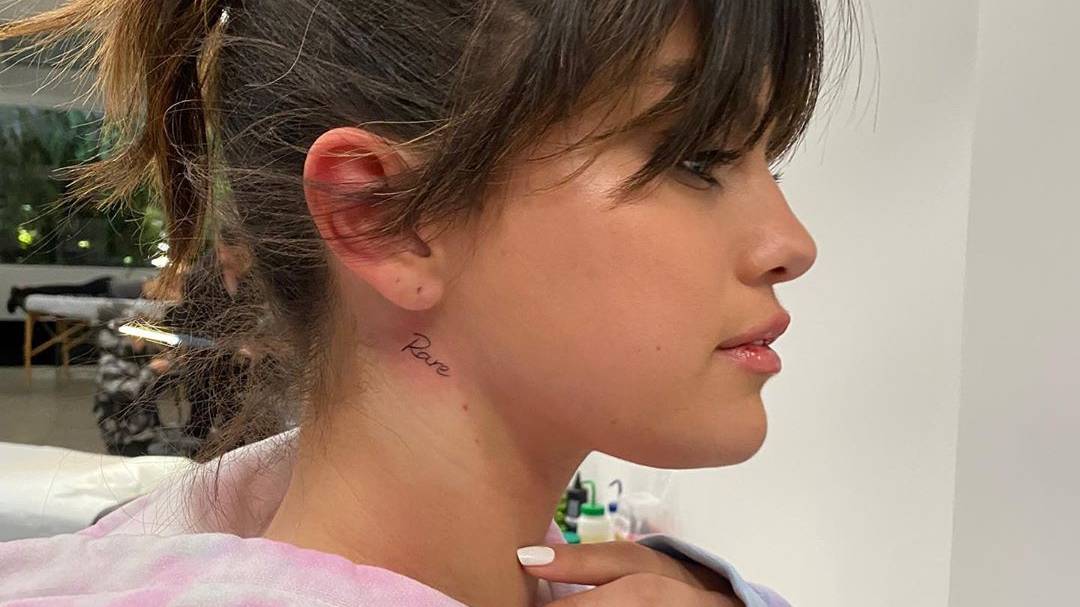 Selena Gomez Lasst Sich Namen Ihres Neuen Albums Auf Hals Tatowieren Radio Fm1