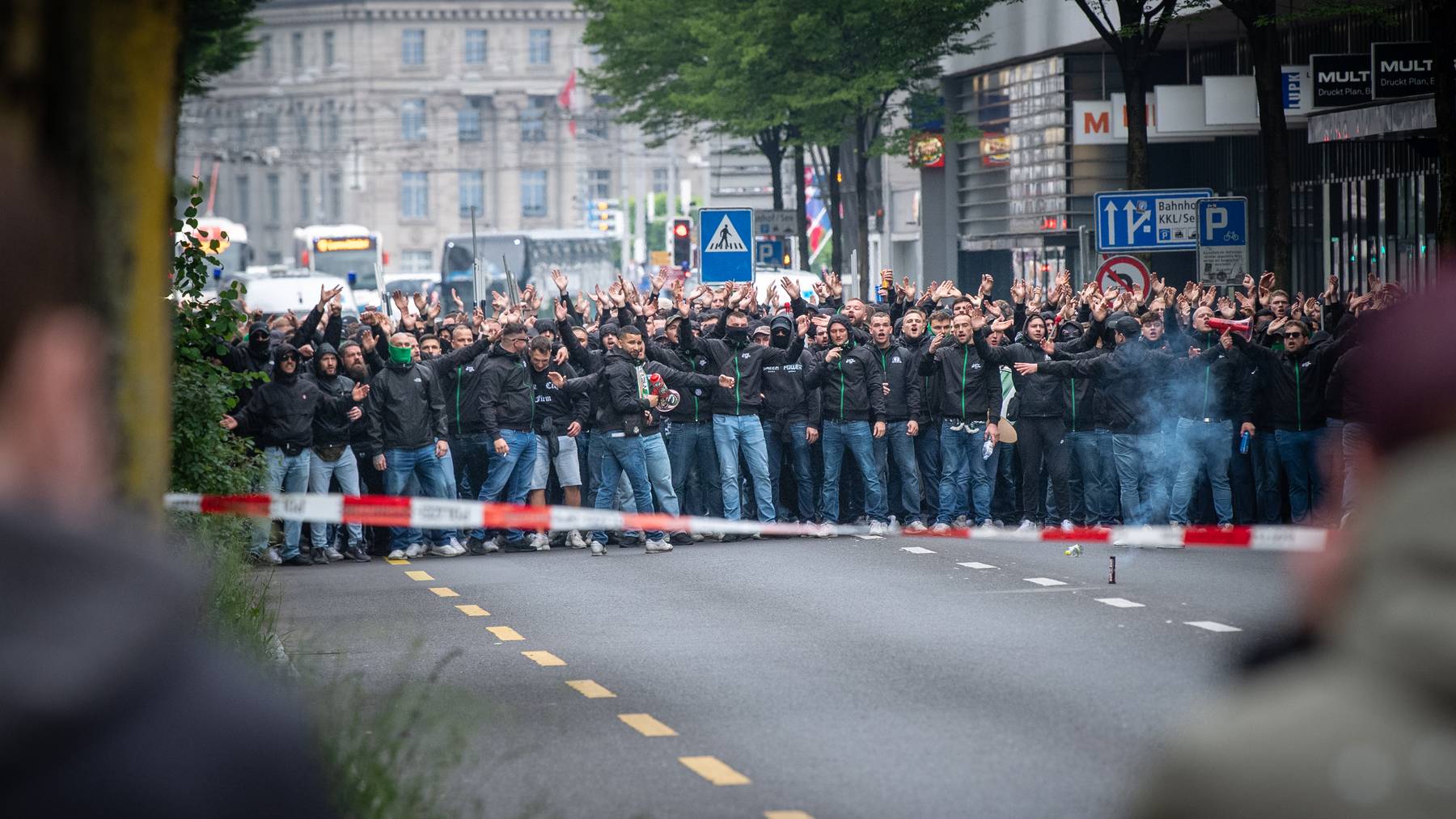 Fanmarsch der FC St. Gallen Fans nach dem Spiel zum Bahnhof; FCSG, fotografiert am 20. Mai 2023 in der Zentralstrasse. // Polizei, Ultras, Hooligans, Krawall, Sicherheit, Pyros, Fussball, Fussball-Chaoten, Polizeieinsatz Luzern, Luzerner Polizei, Ausschreitungen