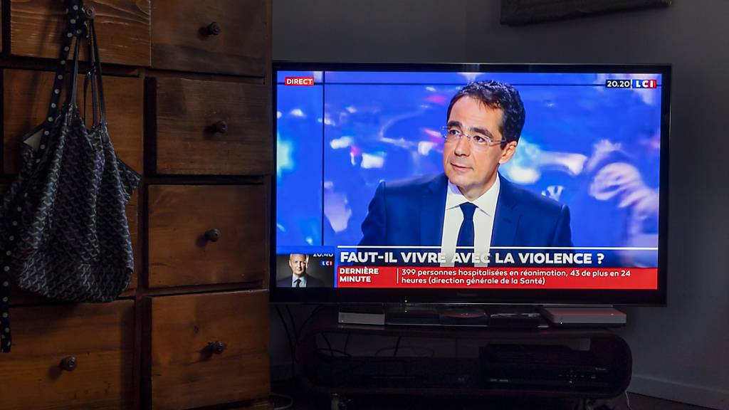 Darius Rochebin, der ehemalige Star-Moderator der RTS-Tagesschau, kehrt auf die französischen Bildschirme zurück. Er wurde im am Freitag veröffentlichten Bericht zum Belästigungsskandal bei RTS von den Vorwürfen freigesprochen. (Archivbild)