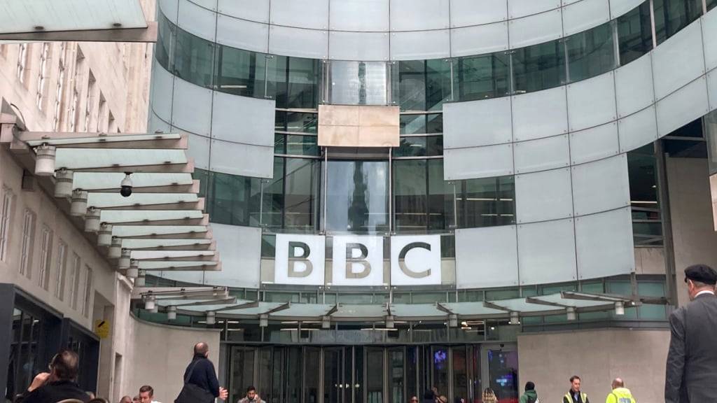 ARCHIV - Das Sender-Logo prangt am Eingang der britischen Rundfunkanstalt BBC. Die öffentlich-rechtliche Rundfunkanstalt Großbritanniens, die als British Broadcasting Corporation Weltruhm für ihre Qualität erlangen sollte, wurde vor 100 Jahren, am 18. Oktober 2022, gegründet. Foto: Christoph Meyer/dpa