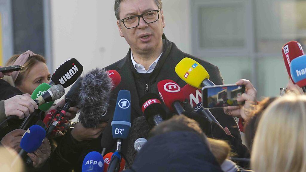 Der serbische Präsident Aleksandar Vucic spricht mit den Medien, nachdem er seine Stimme bei den vorgezogenen Parlamentswahlen abgegeben hat. Foto: Darko Vojinovic/AP