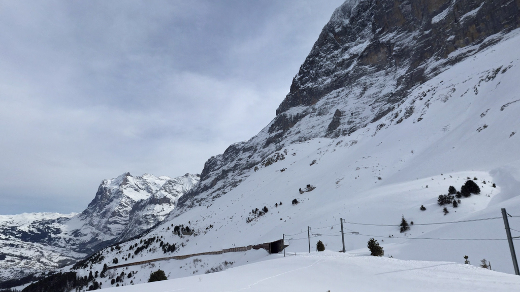 Auf dem Winterwanderweg vom Männlichen zur Kleinen Scheidegg bietet sich ein imposantes Panorama.