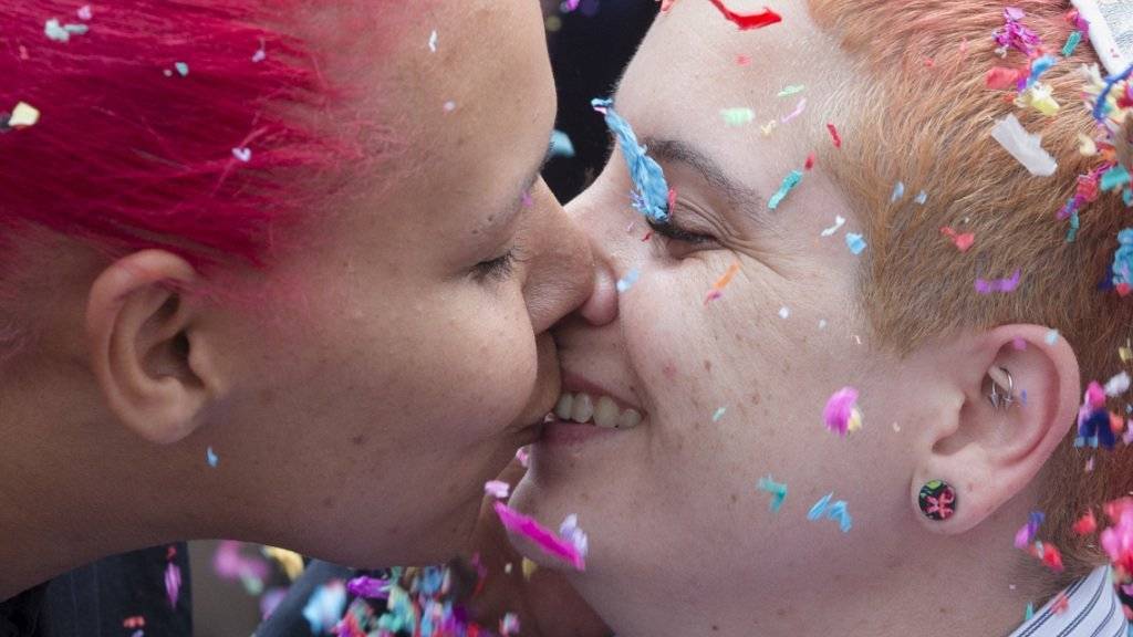 Die Hochzeit eines gleichgeschlechtlichen Paars in den USA nach einer Entscheidung des Obersten Gerichtshofes der USA 2015.  Ein Richter in Alabama hat die Homoehen in seinem Staat nun gestoppt.,