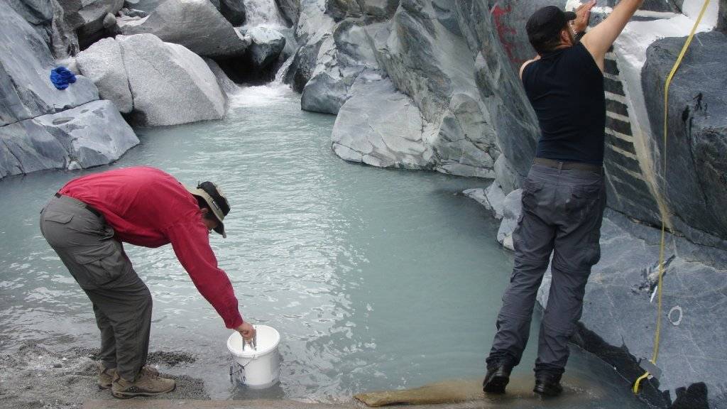 Forschende beim «erosion painting»: Die Erosionsmalerei ermöglicht die Beobachtung von Felsveränderungen, die nicht einmal von Laserscannern erfasst werden.