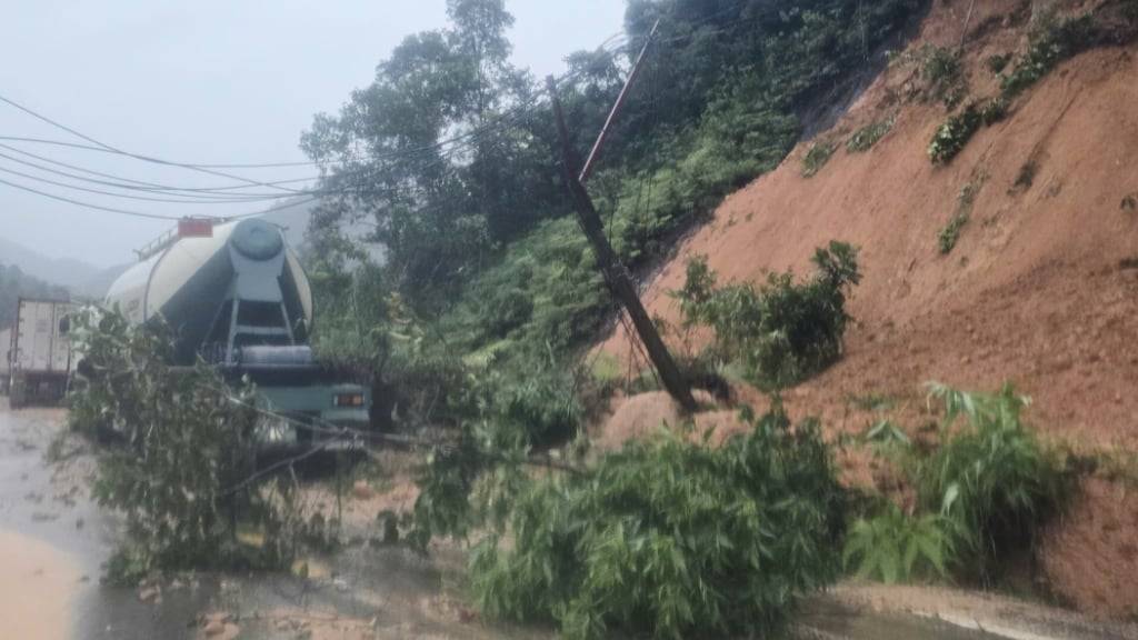 Erdrutsche blockieren die Straße am Khanh-Le-Pass, in der Nähe der Stelle, an der ein Passagierbus durch einen Erdrutsch in Khanh Hoa, Vietnam, verschüttet wurde. Foto: Dang Tuan/Vietnam News Agency/AP/dpa