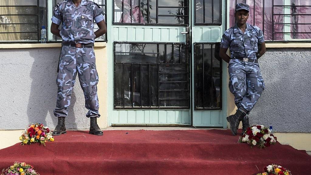 Äthiopische Militärangehörige stehen Woche bei einem Staatsbesuch. Äthiopische Sicherheitskräften wird vorgeworfen, sie hätten auf Studenten und Bauern geschossen und im vergangenen Halbjahr Dutzende von ihnen getötet zu haben. (Symbolbild)