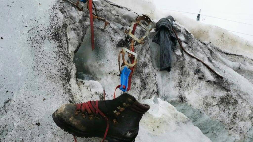 Ein Bergschuh und weitere Ausrüstungsgegenstände des seit 1986 vermissten Bergsteigers.