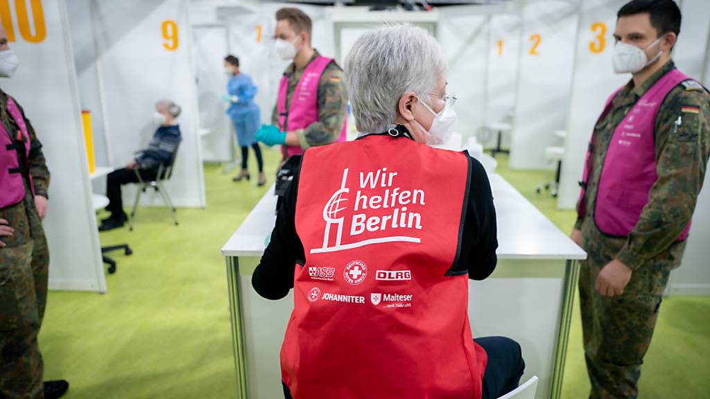 ARCHIV - Helfer der Bundeswehr warten auf Impfstoff gegen das Coronavirus im zweiten neu eröffneten Impfzentrum Berlins, im Erika-Hess-Eisstadion. Foto: Kay Nietfeld/dpa-Pool/dpa