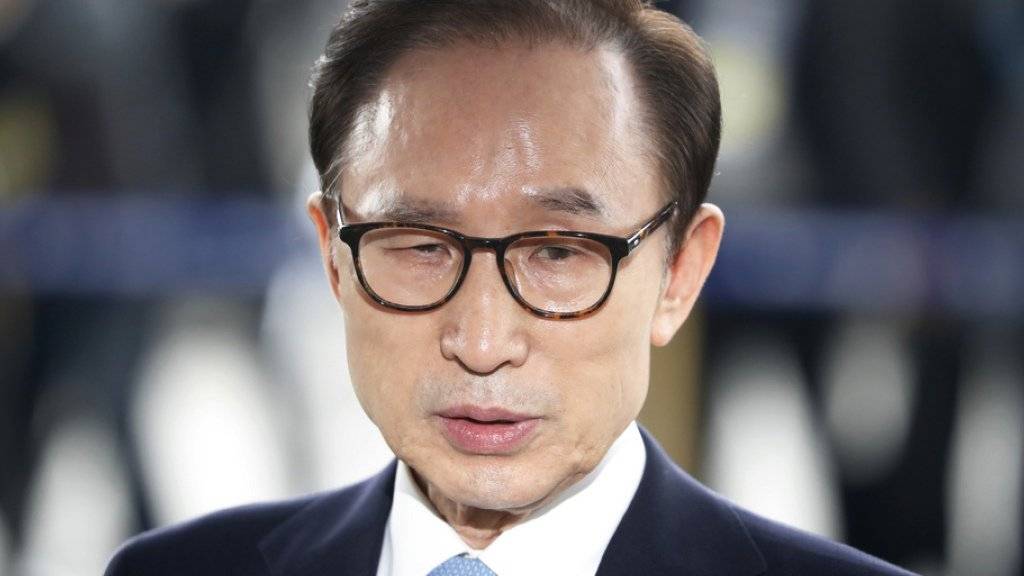 Gegen den früheren südkoreanischen Präsidenten Lee Myung Bak ist Haftbefehl wegen Korruption erlassen worden. (Archiv)