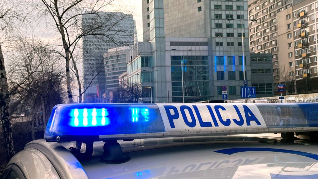 ARCHIV - Ein Streifenwagen der polnischen Polizei (Policja) steht auf einer Straße. Foto: Doris Heimann/dpa