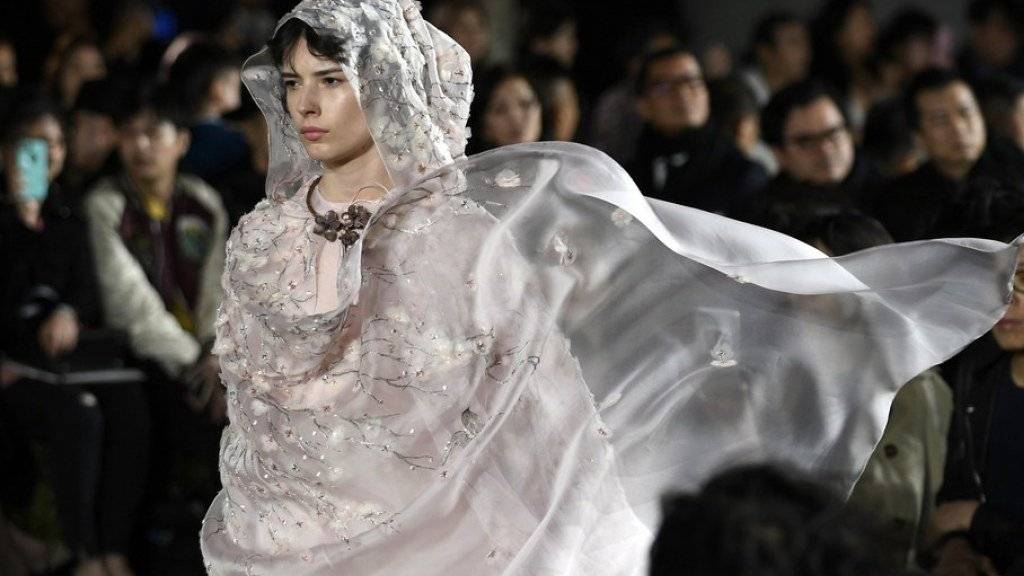 Ein Model präsentiert in Tokio ein Kleid von Christian Dior der Kollektion für Frühling/Sommer 2017. (Archiv)