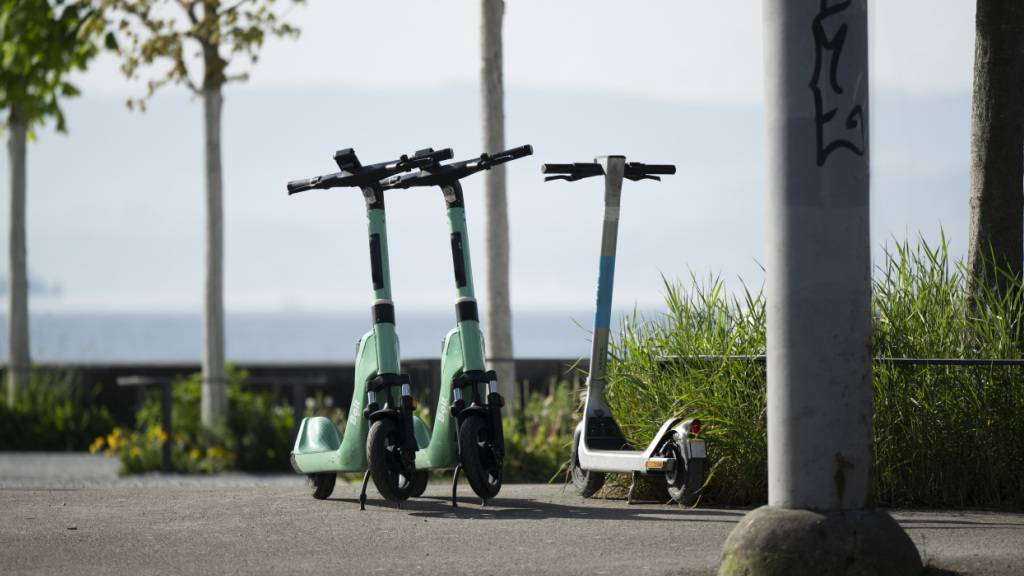 Nach der Fahrt dürfen E-Trottinetts auf dem Trottoir parkiert werden - darauf fahren ist aber strikt verboten und kann mit 40 Franken gebüsst werden. (Archivbild)