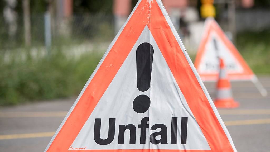 Die Zuger Polizei sucht Zeugen des Unfalls. (Symbolbild)