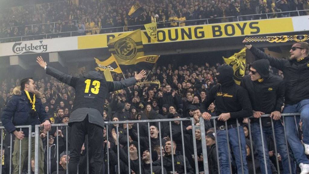 Am Tag nach dem Angriff auf Polizisten feierten YB-Fans ihre Helden gewaltlos im Berner Stade de Suisse. (Archivbild)