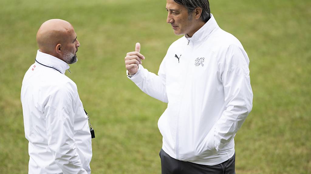 Finden Schweizer Nationaltrainer Murat Yakin (rechts) und Assistent Giorgio Contini das richtige Rezept gegen Ungarn?