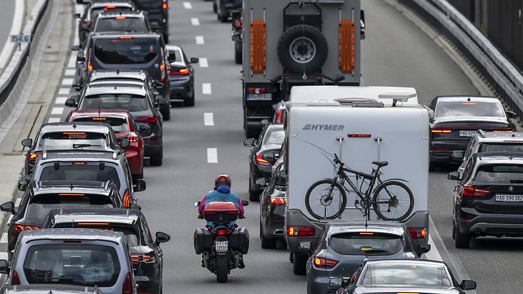 Autos stauen sich vor dem Gotthard-Nordportal