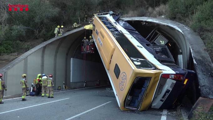 Schwerer Unfall in Spanien: Bus kracht in Tunneleingang