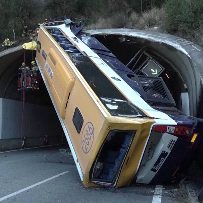 Schwerer Unfall in Spanien: Bus kracht in Tunneleingang