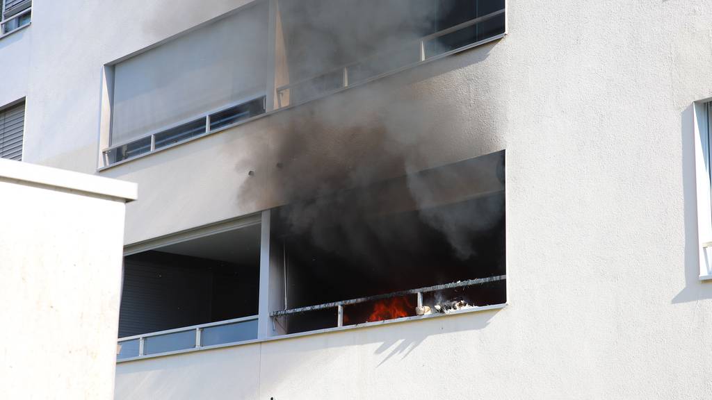 Brand auf Balkon – Frau verletzt sich bei Löschversuch