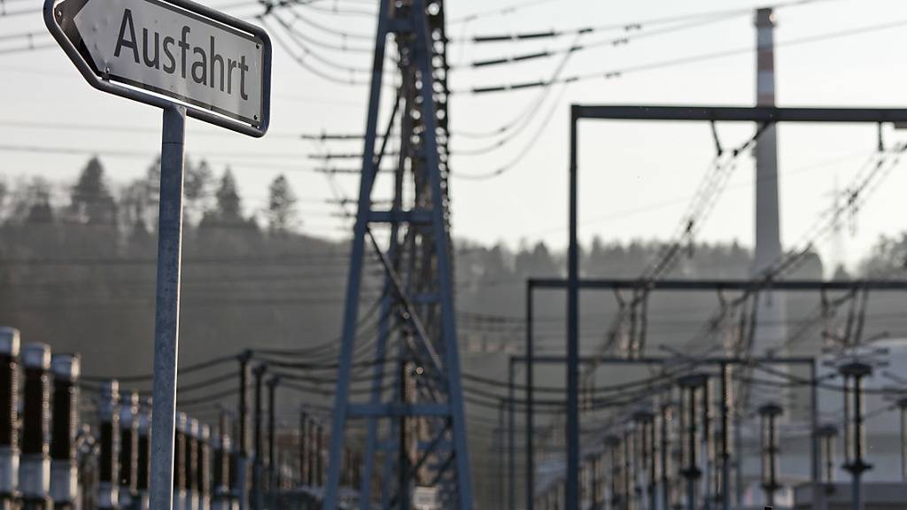 Ein Ausfahrt-Schild auf dem Gelände des Kernkraftwerks Mühleberg mit Symbolgehalt: am 20. Dezember wird die Anlage definitiv abgeschaltet.