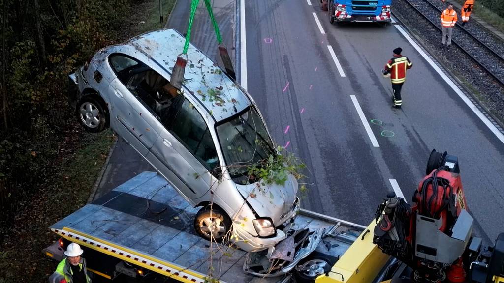 Frauenfeld (TG): 21-Jähriger kollidiert bei Überholmanöver mit zwei Autos und landet in Bach